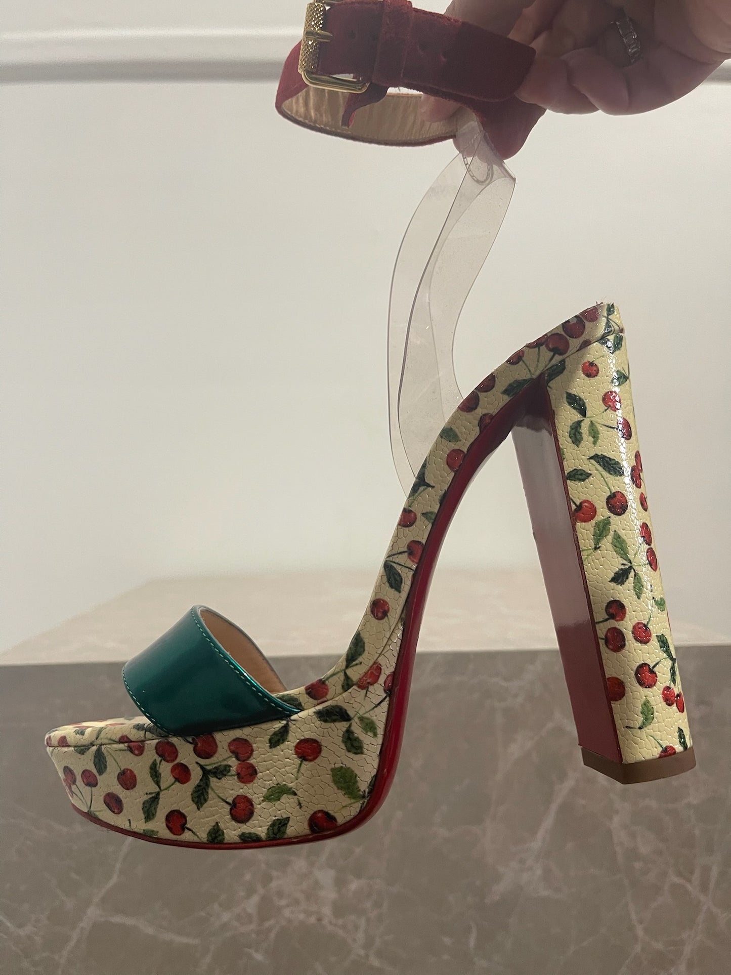 Sandales Christian Louboutin T.37