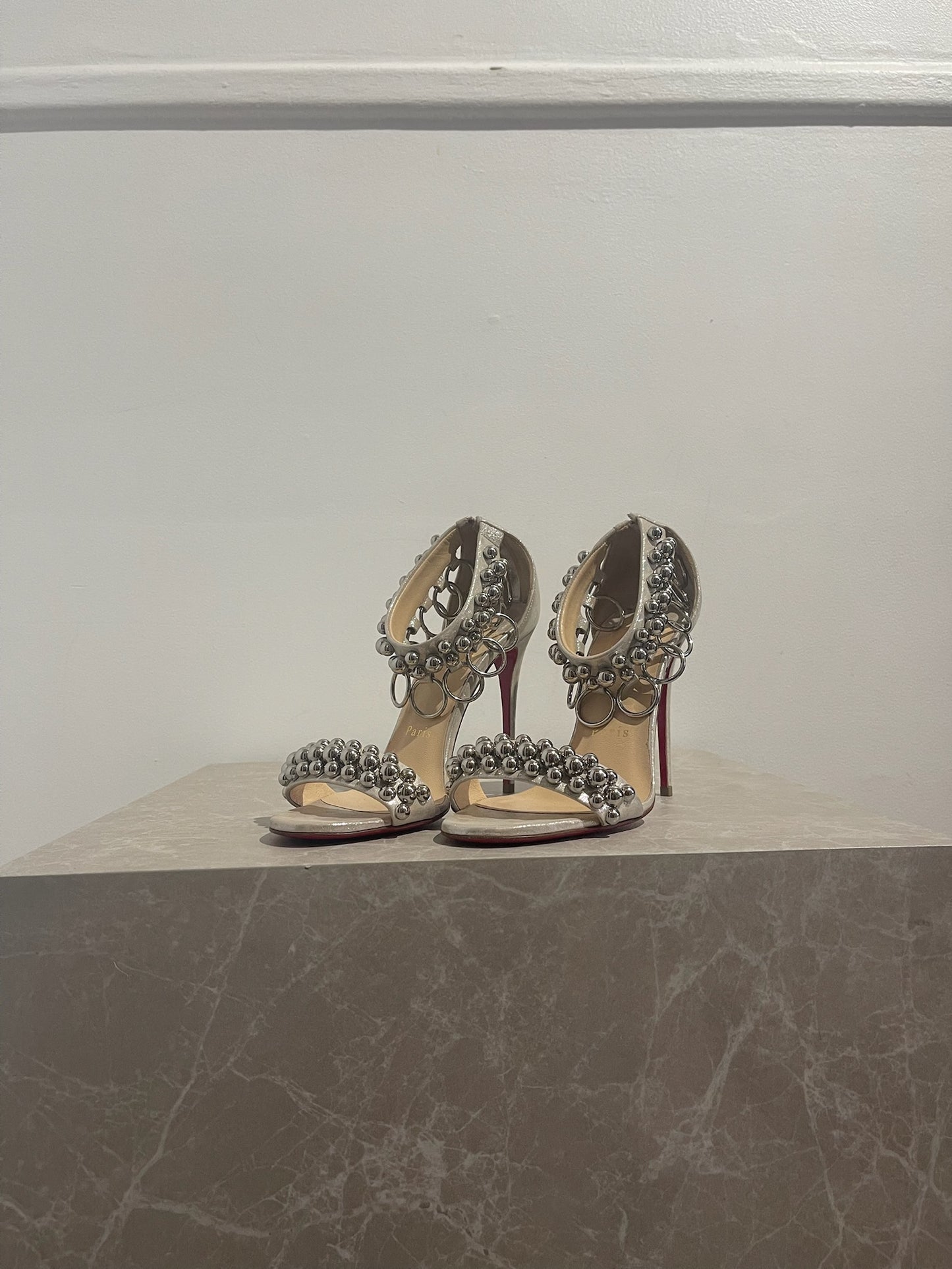 Sandales Christian Louboutin argentées T.36,5