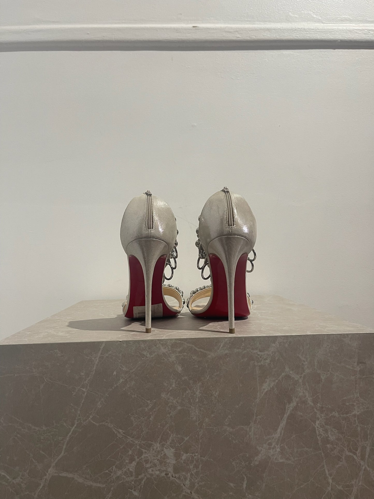 Sandales Christian Louboutin argentées T.36,5
