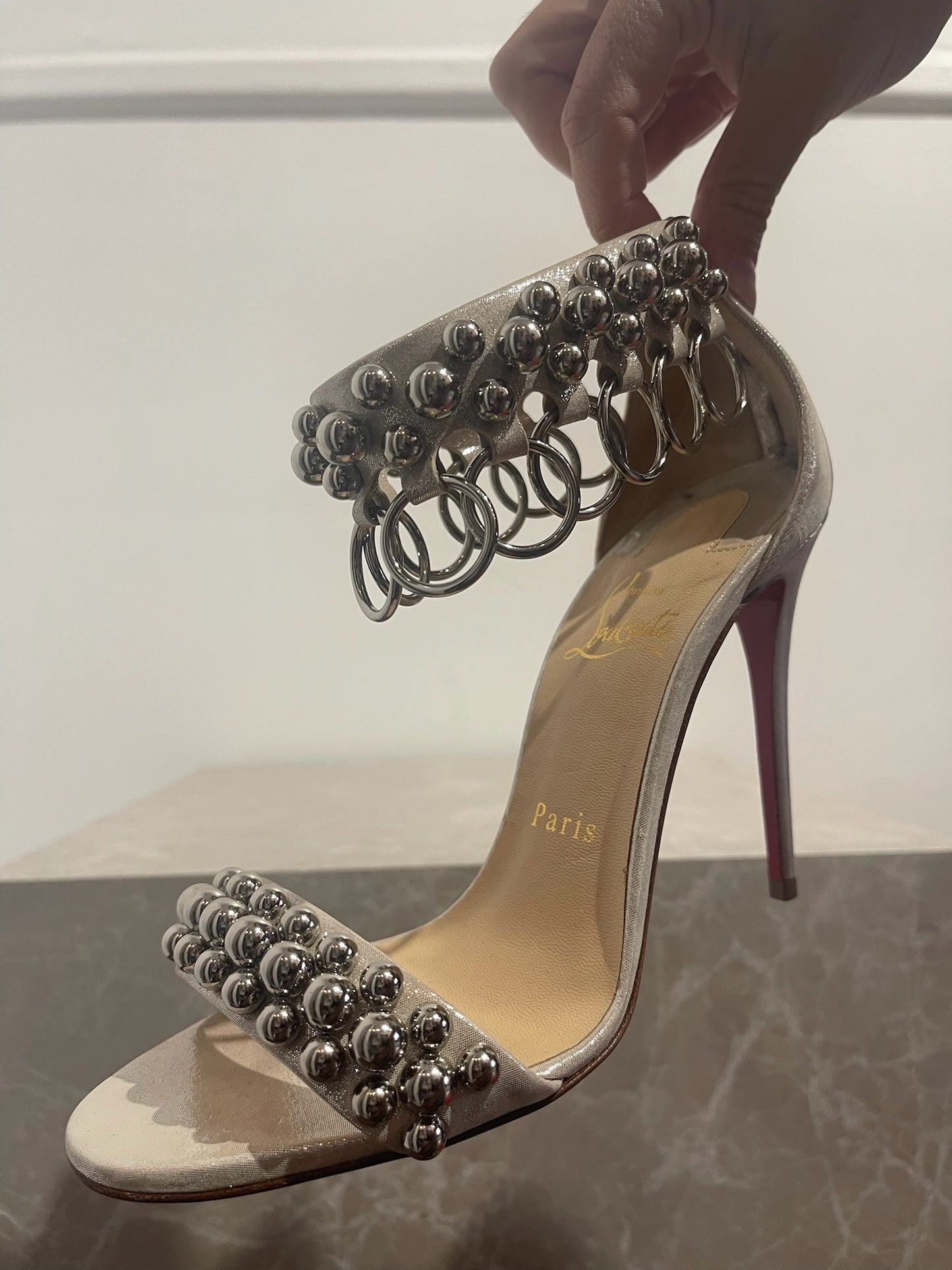 Sandales Christian Louboutin argentées T.36,5
