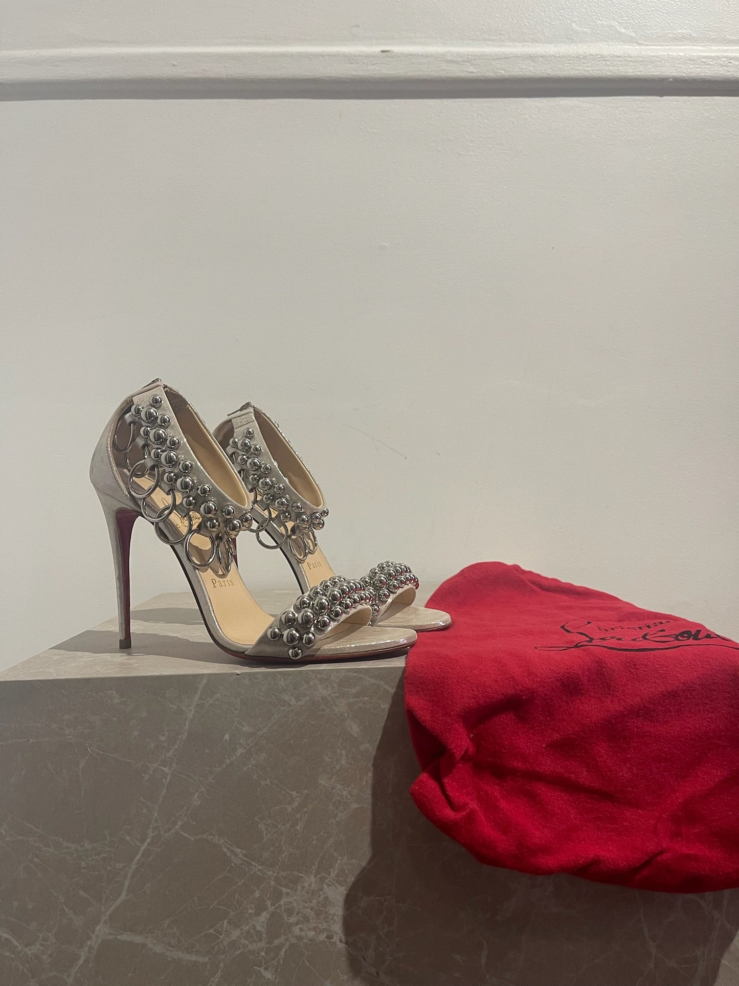 Sandales Christian Louboutin argentées T.36,5