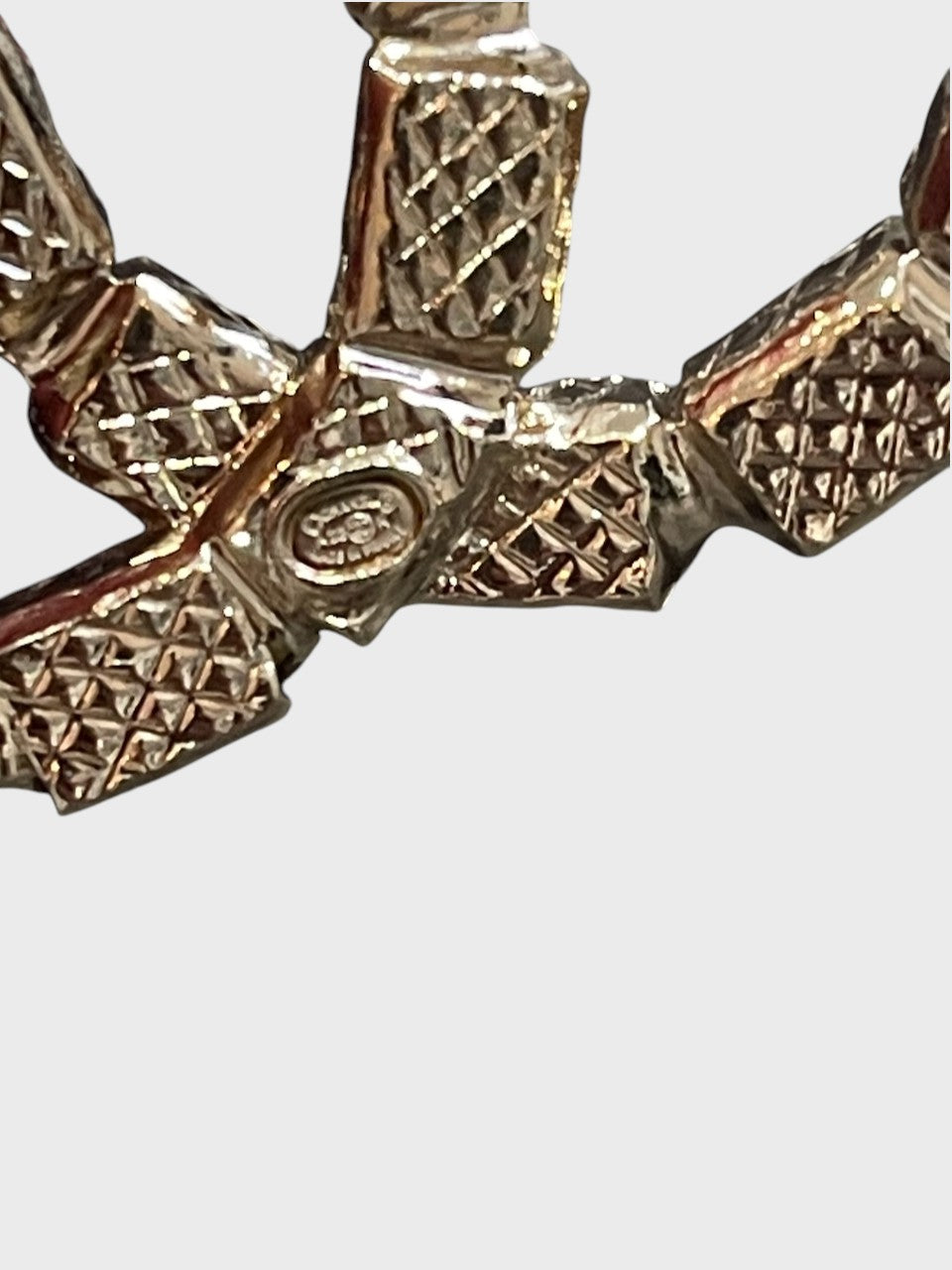 Broche Chanel CC