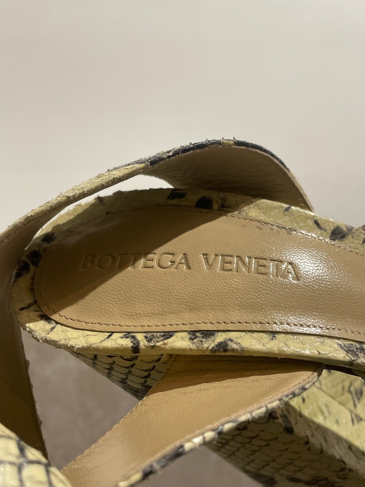 Sandales Bottega Veneta python T.38