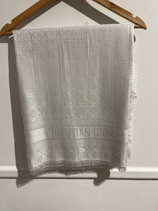 Châle Christian Dior gris perle