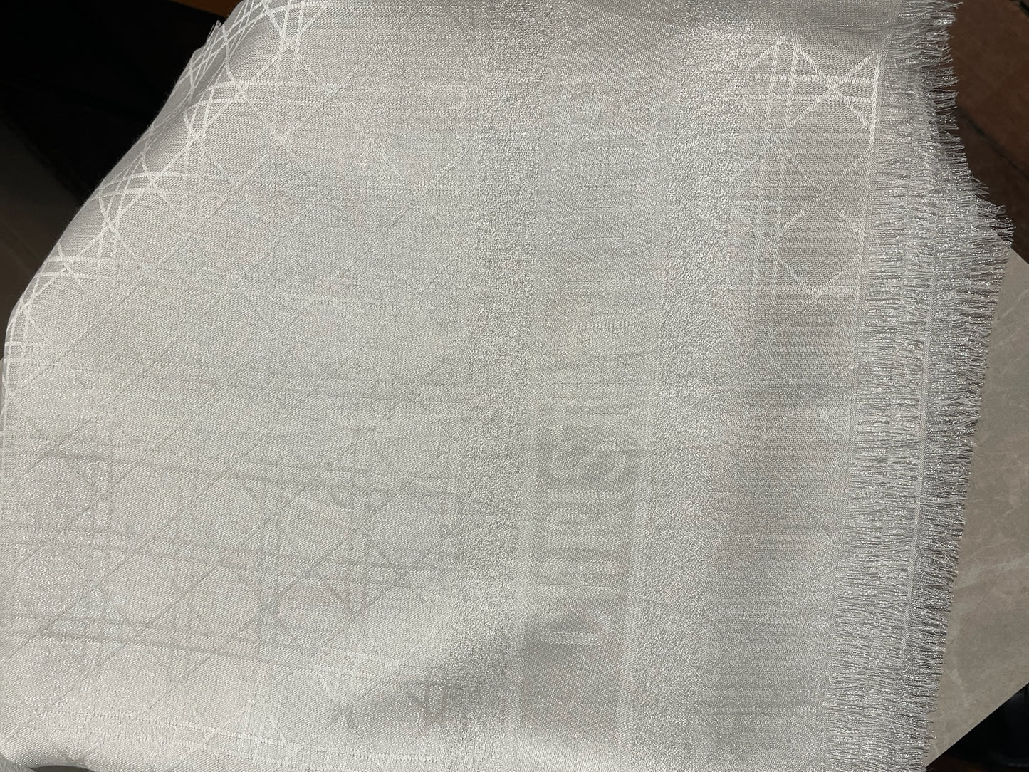 Châle Christian Dior gris perle