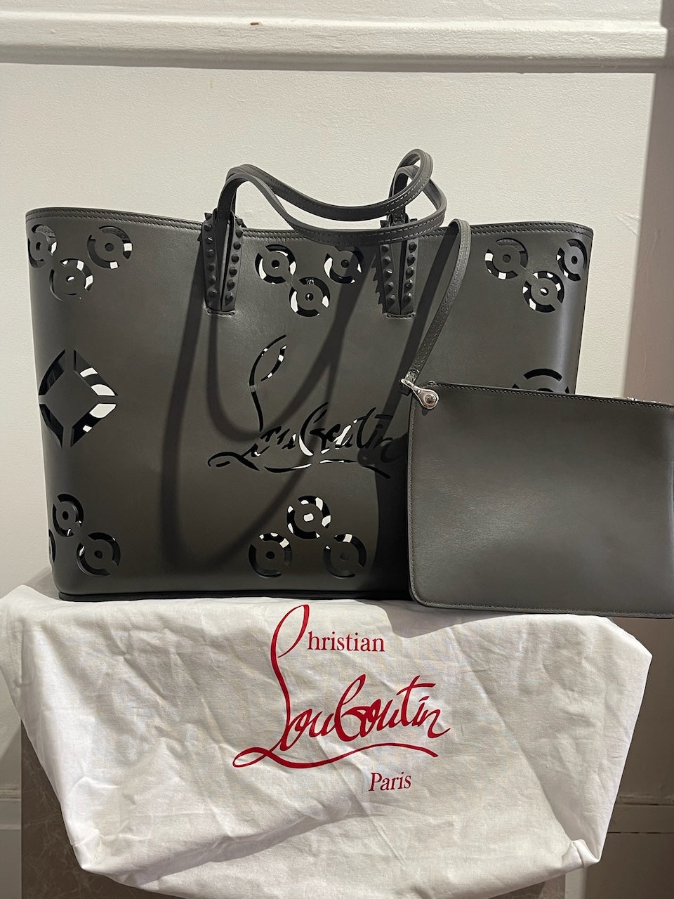 Sac Christian Louboutin Cabata gris