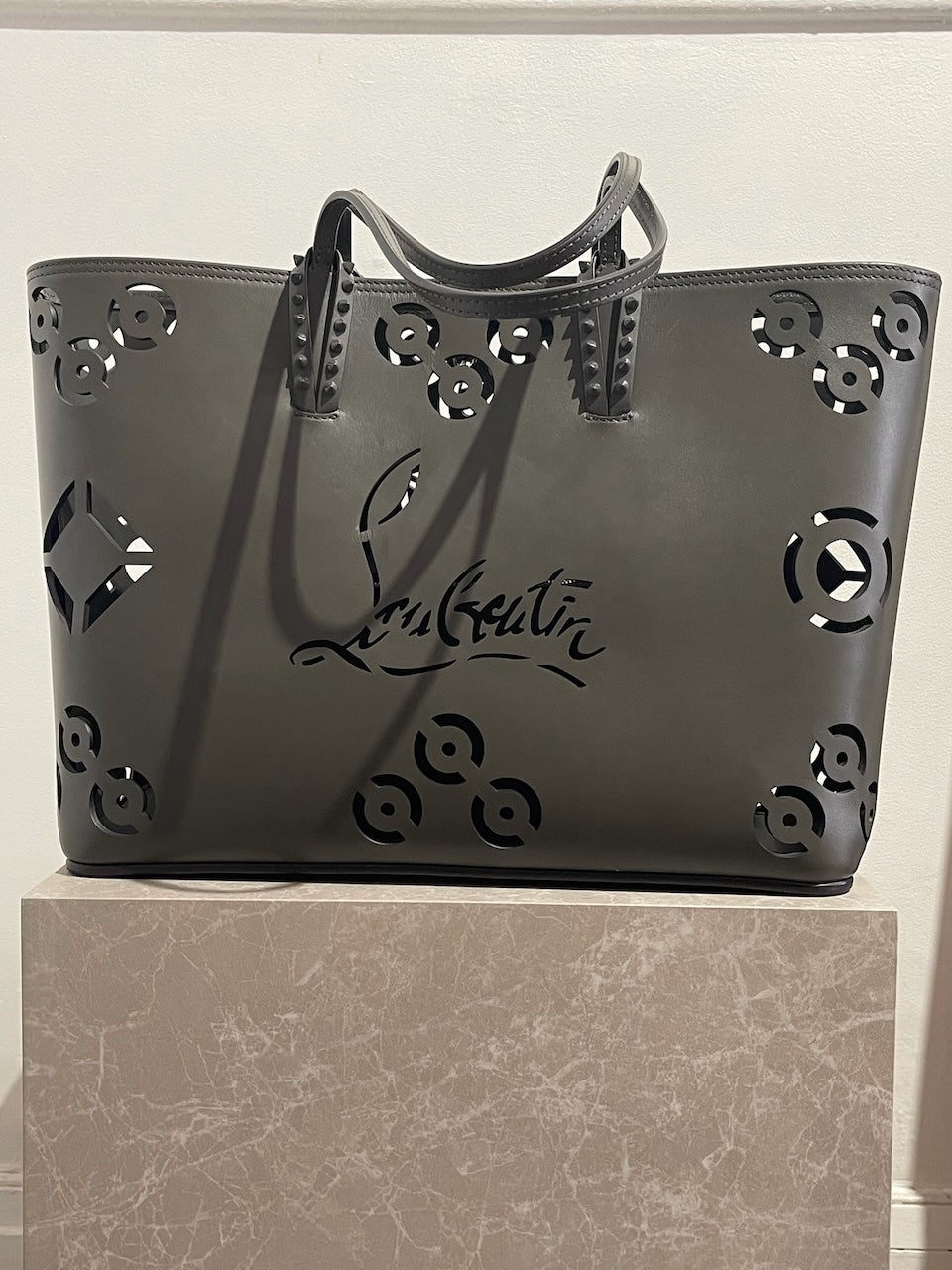 Sac Christian Louboutin Cabata gris