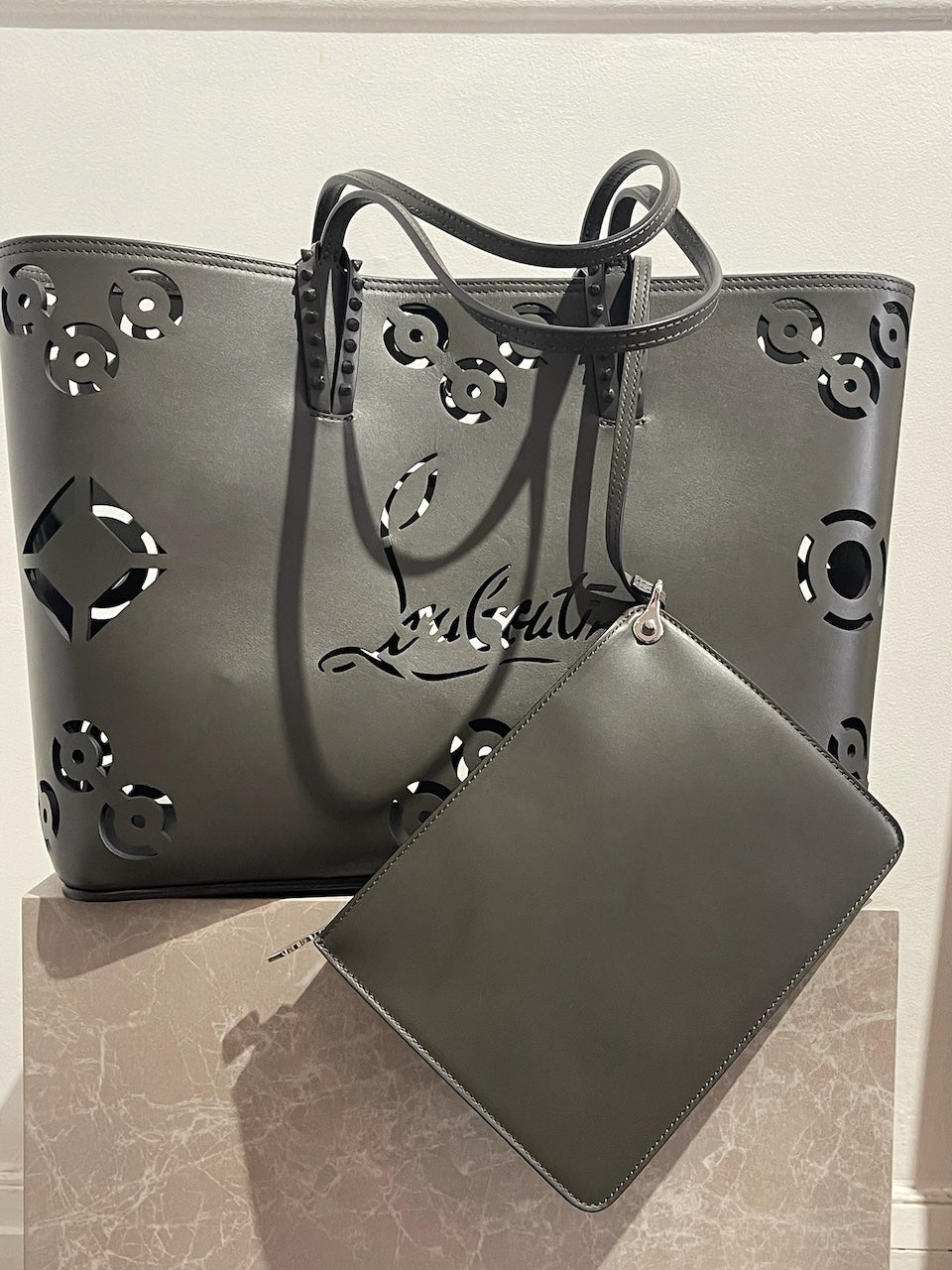 Sac Christian Louboutin Cabata gris