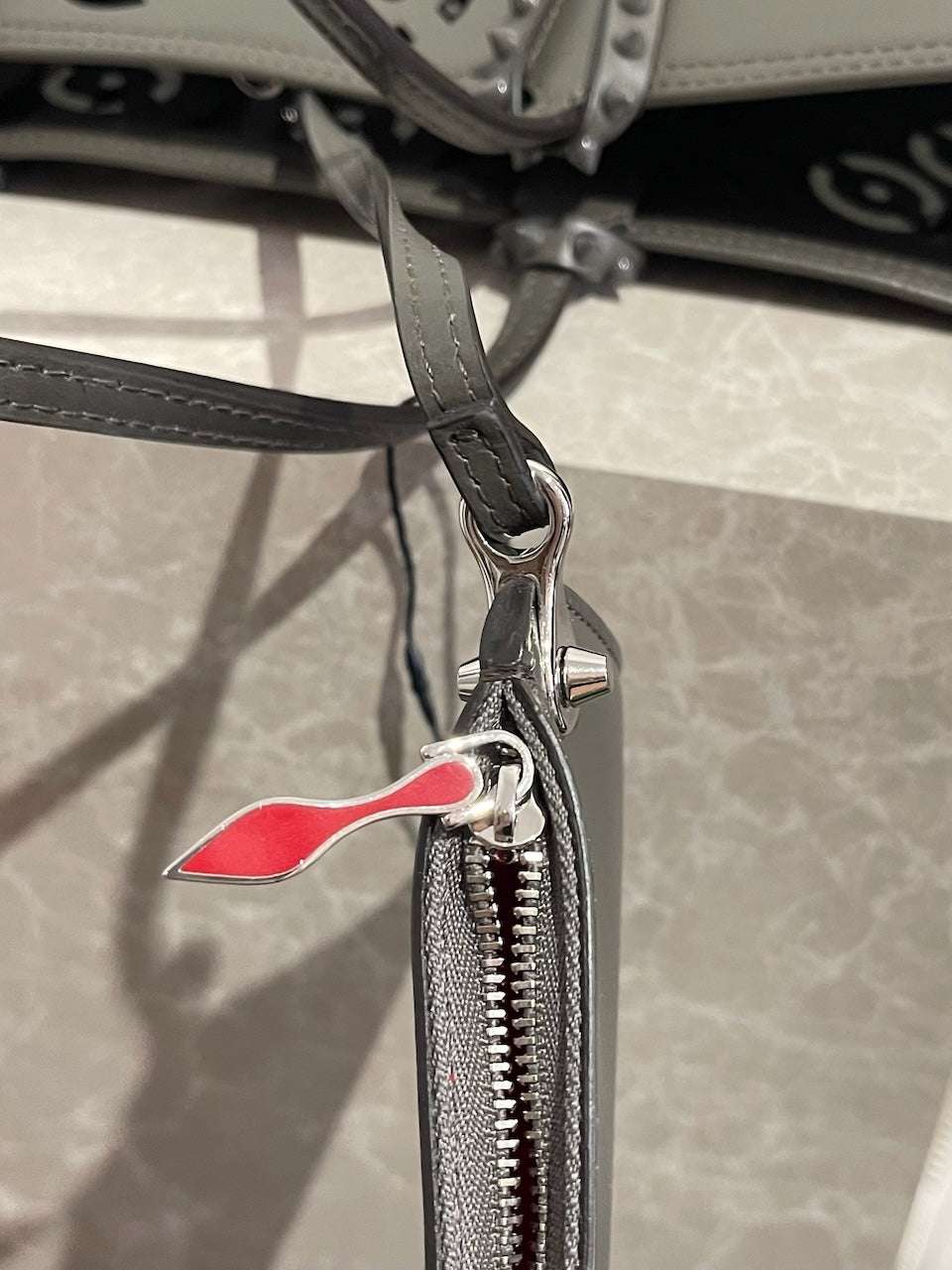 Sac Christian Louboutin Cabata gris