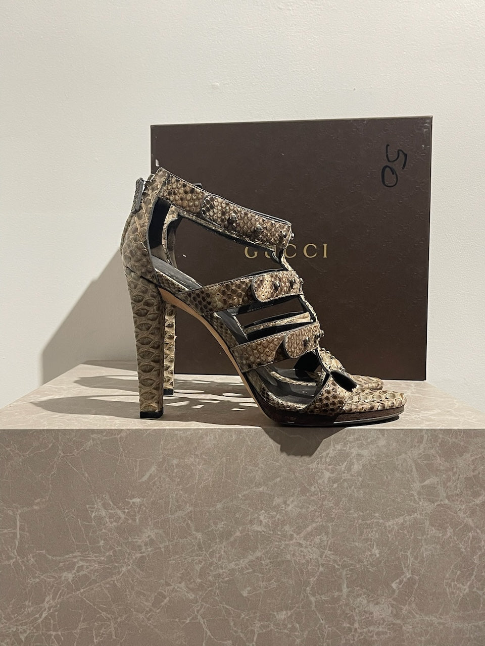 Sandales Gucci beige T.40