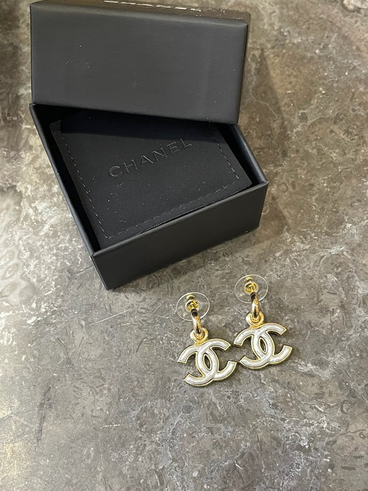 Boucles d'oreilles Chanel blanches