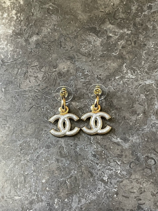 Boucles d'oreilles Chanel blanches