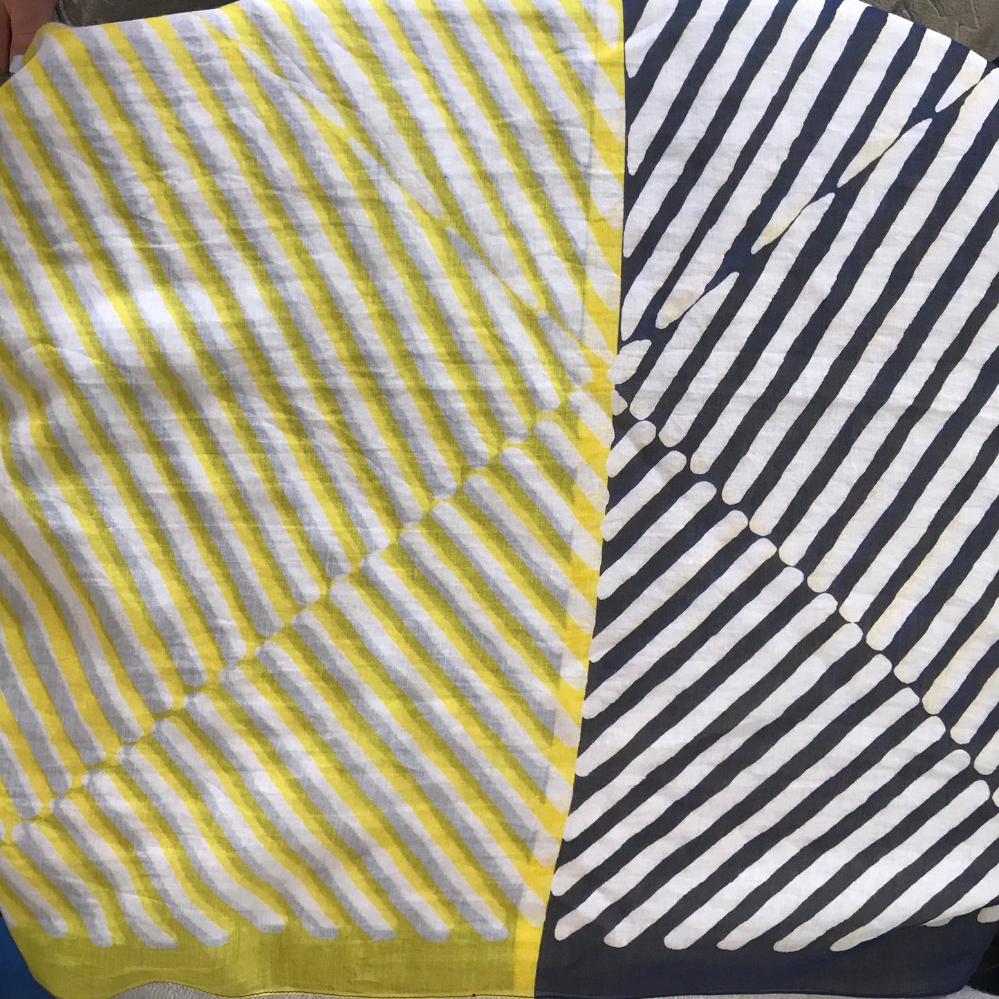 Foulard Alexander McQueen bleu et jaune