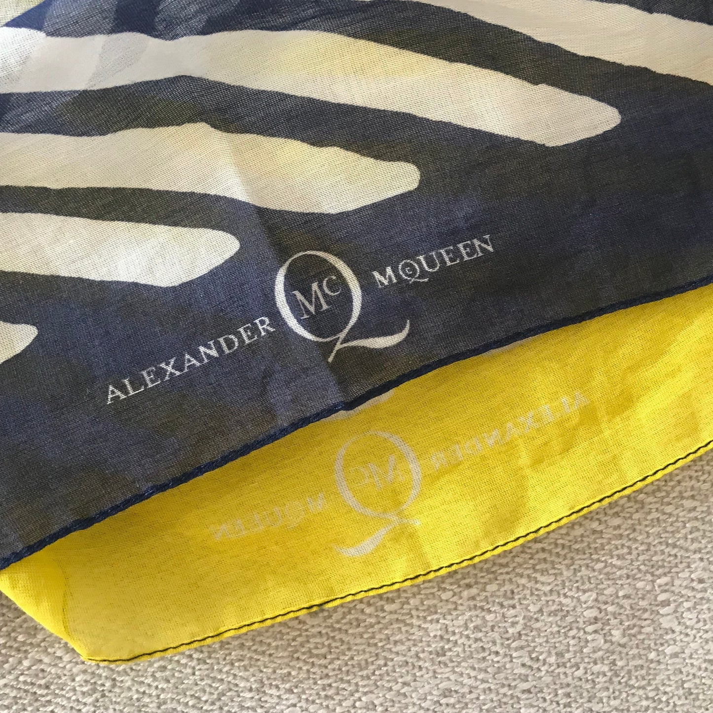 Foulard Alexander McQueen bleu et jaune