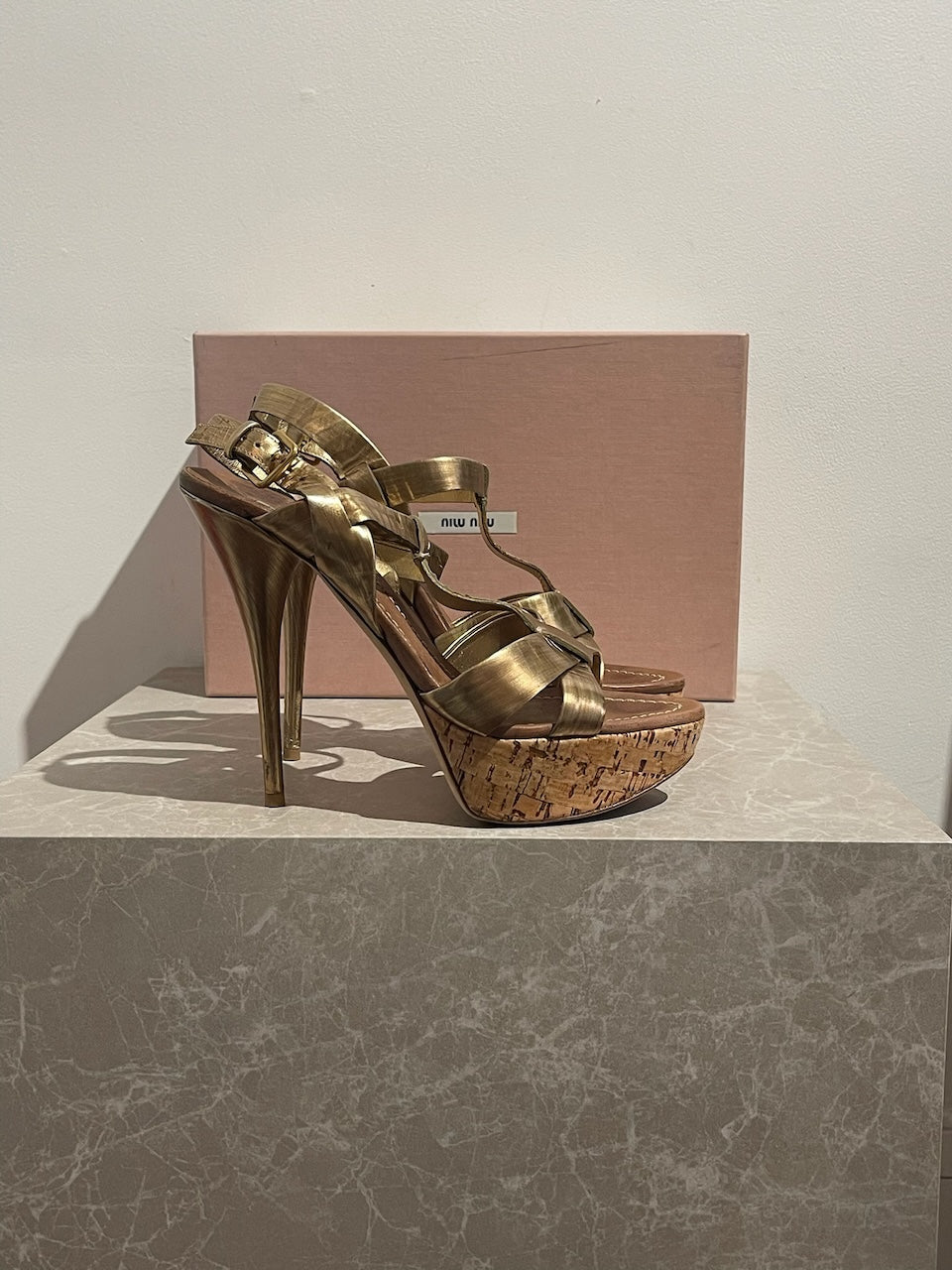 Sandales Miu Miu dorées T.38