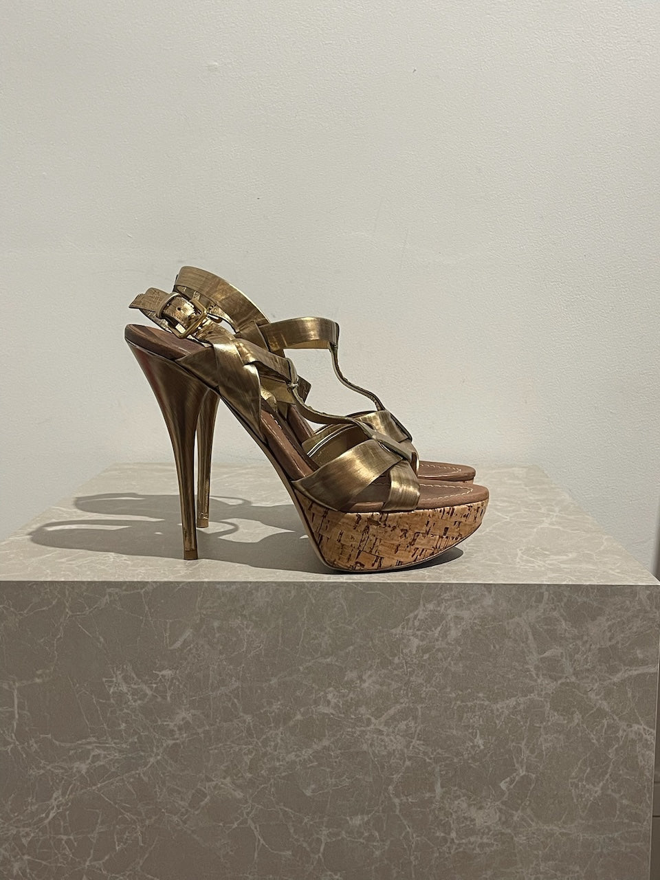Sandales Miu Miu dorées T.38