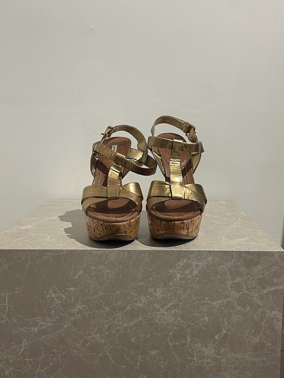 Sandales Miu Miu dorées T.38