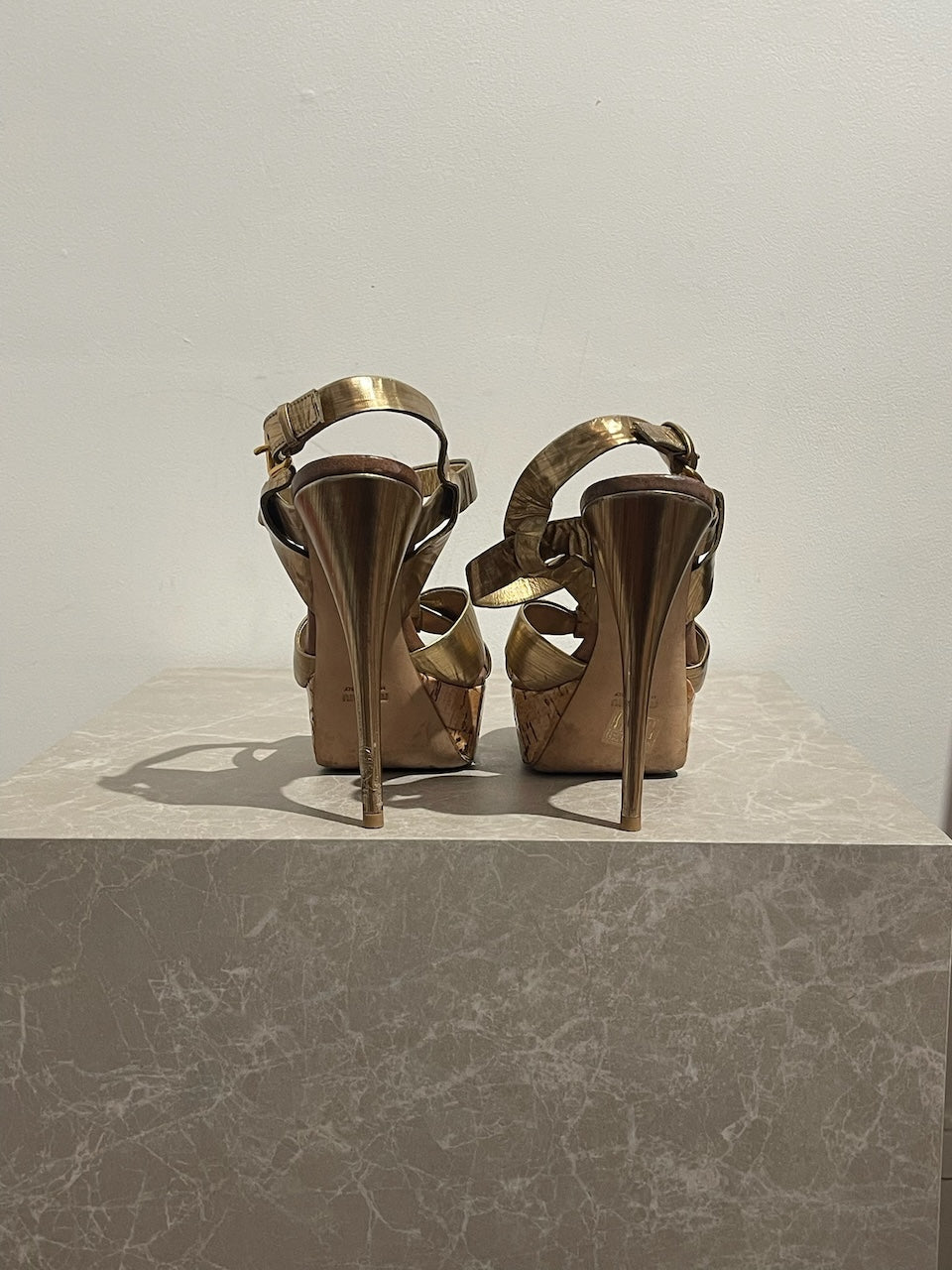 Sandales Miu Miu dorées T.38