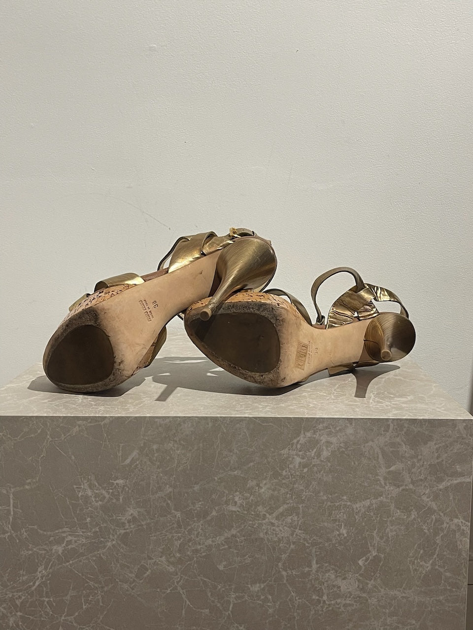 Sandales Miu Miu dorées T.38