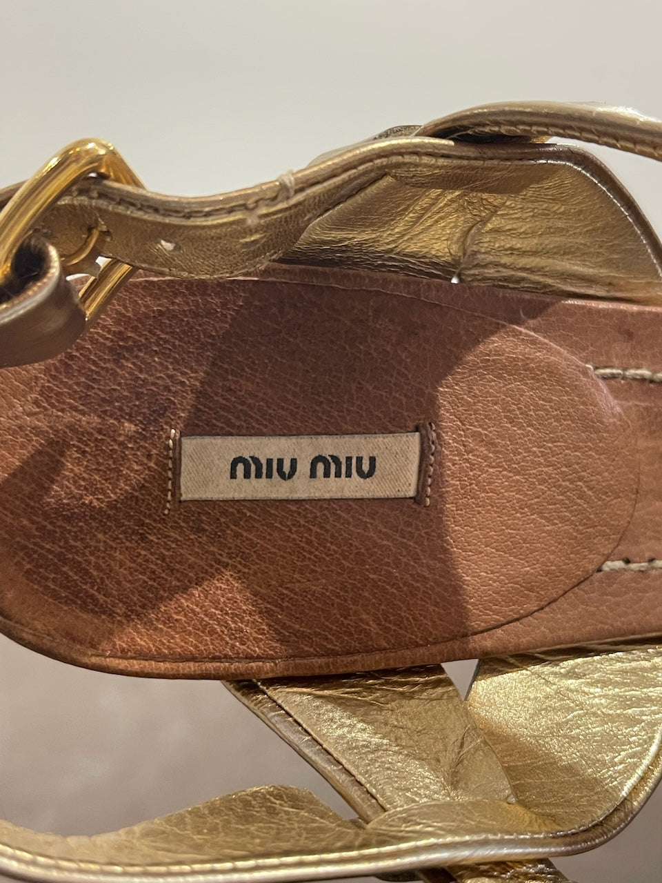 Sandales Miu Miu dorées T.38