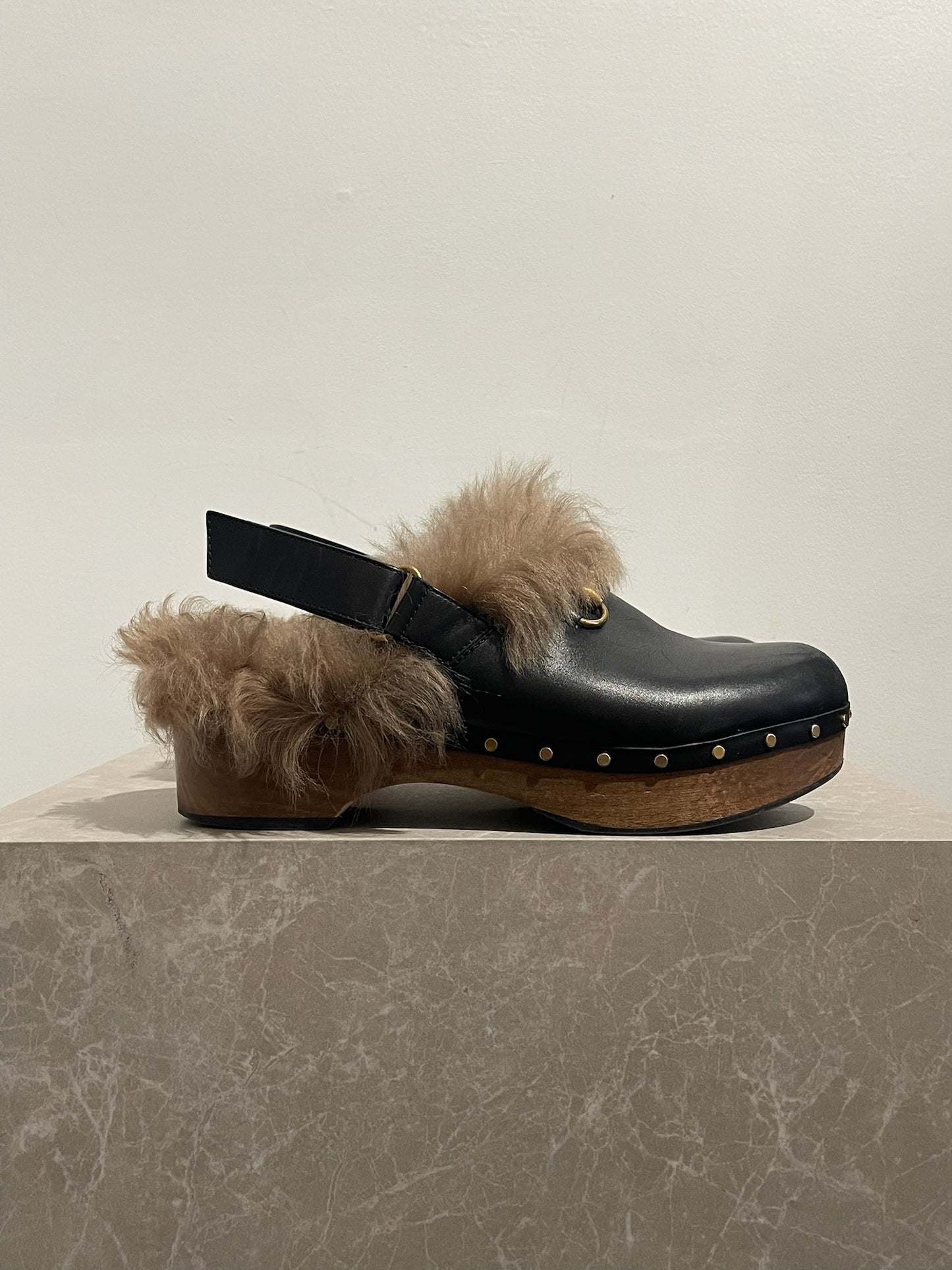 Sabots Gucci fourrure T.41