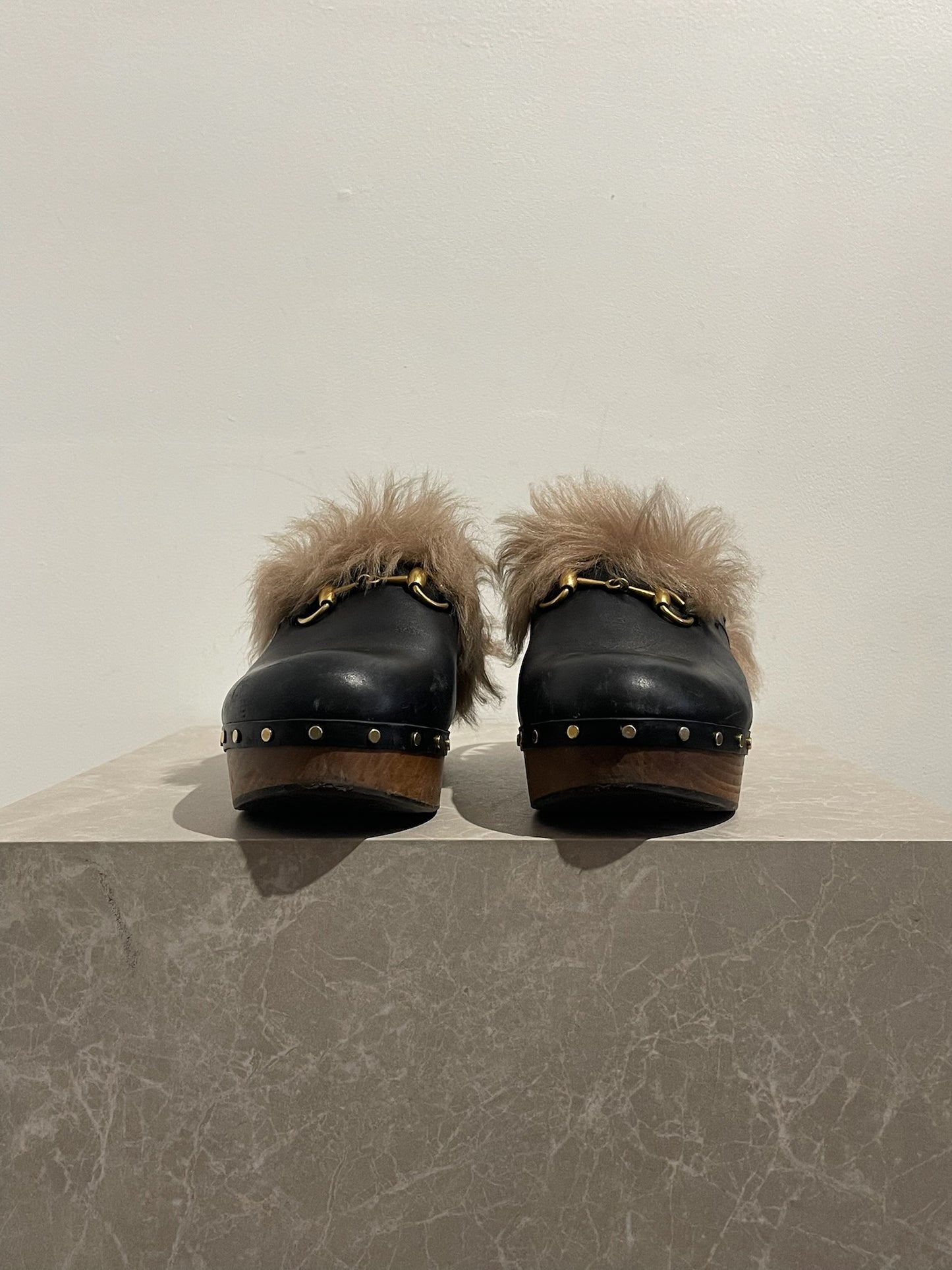 Sabots Gucci fourrure T.41