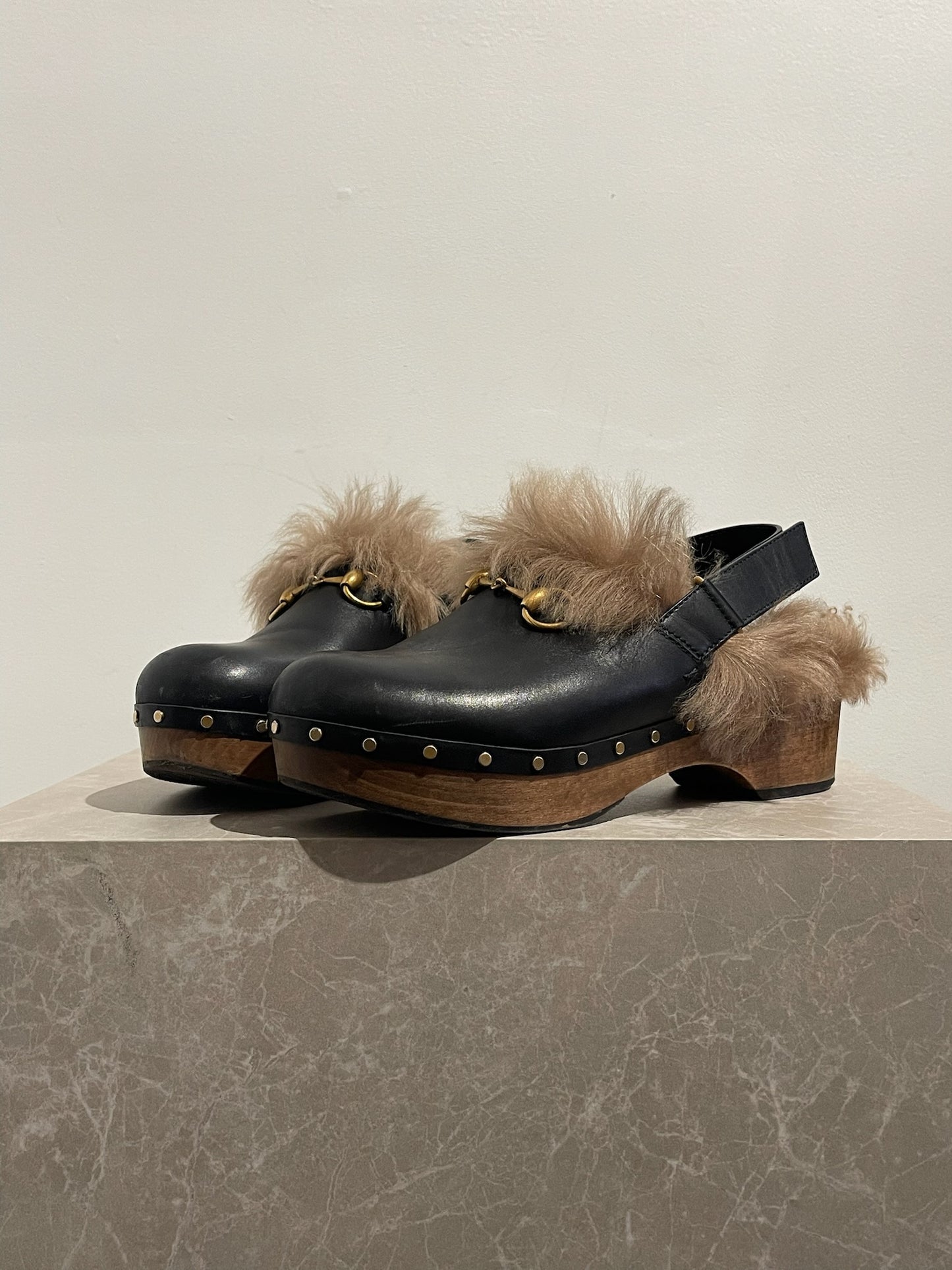 Sabots Gucci fourrure T.41