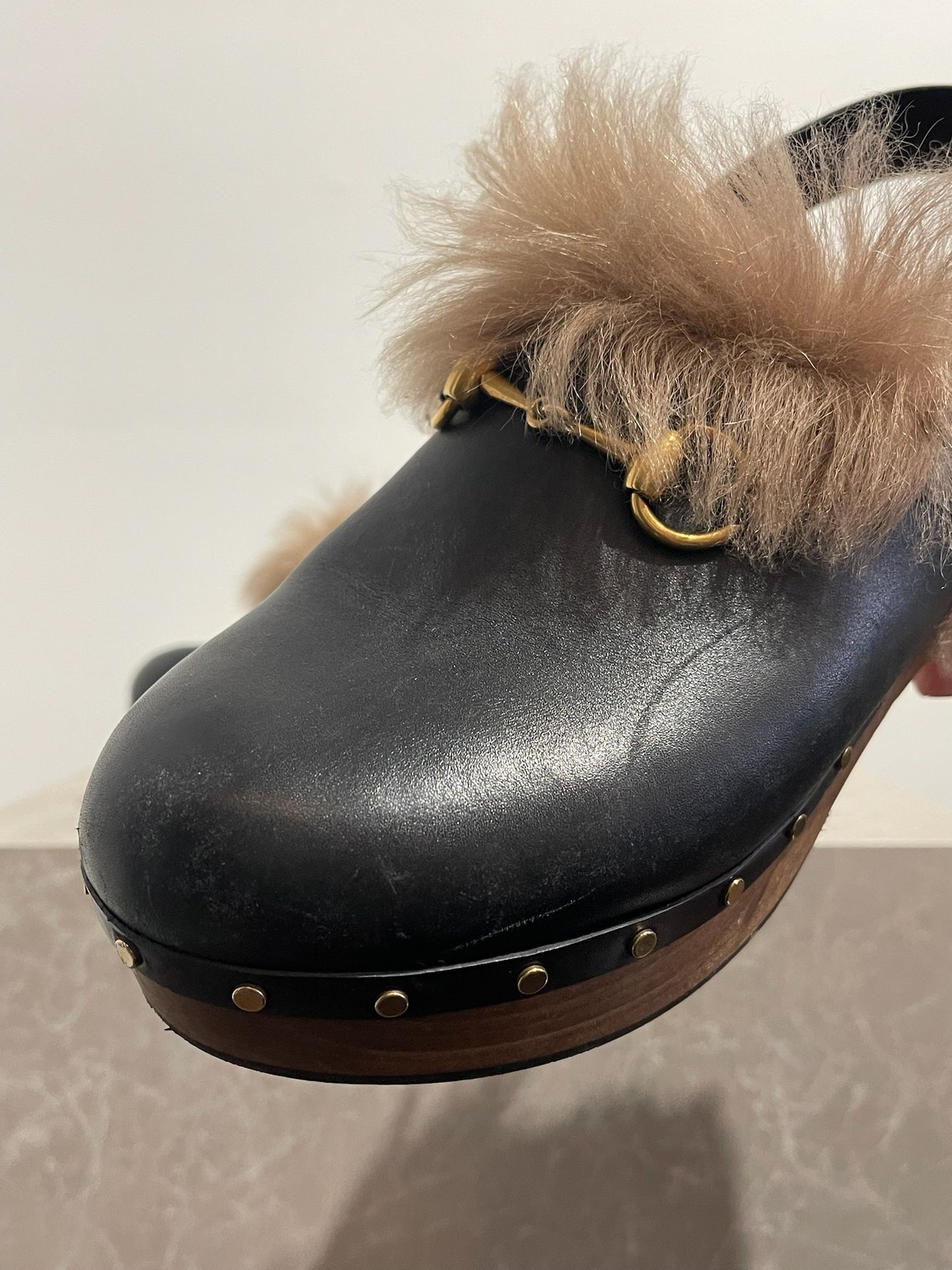 Sabots Gucci fourrure T.41