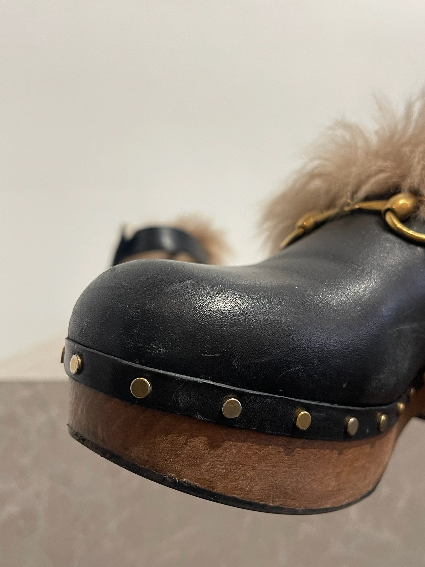 Sabots Gucci fourrure T.41