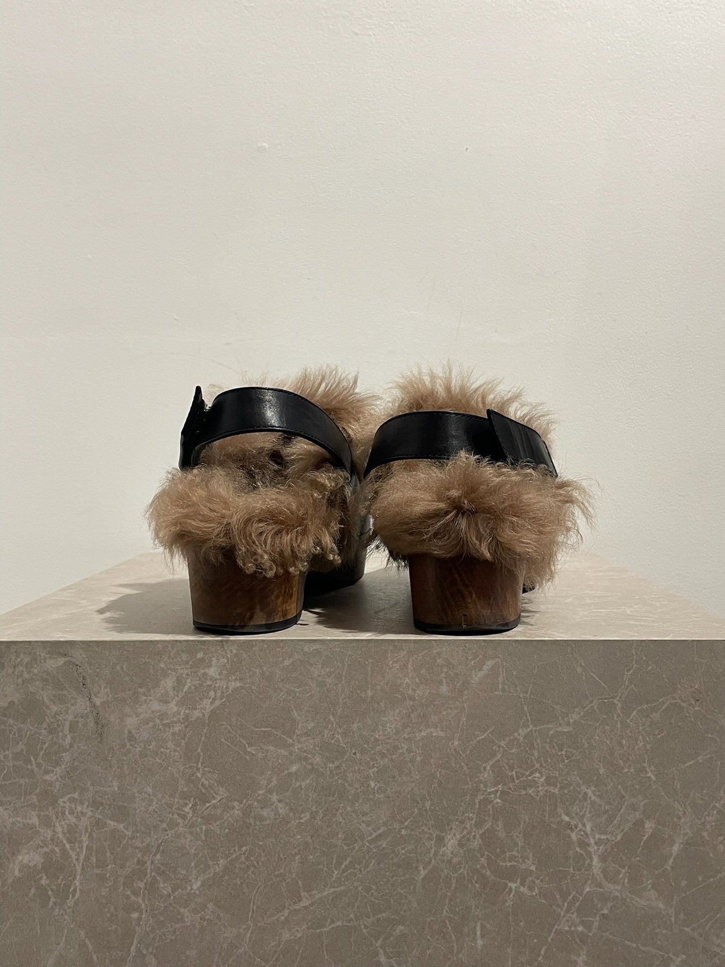 Sabots Gucci fourrure T.41