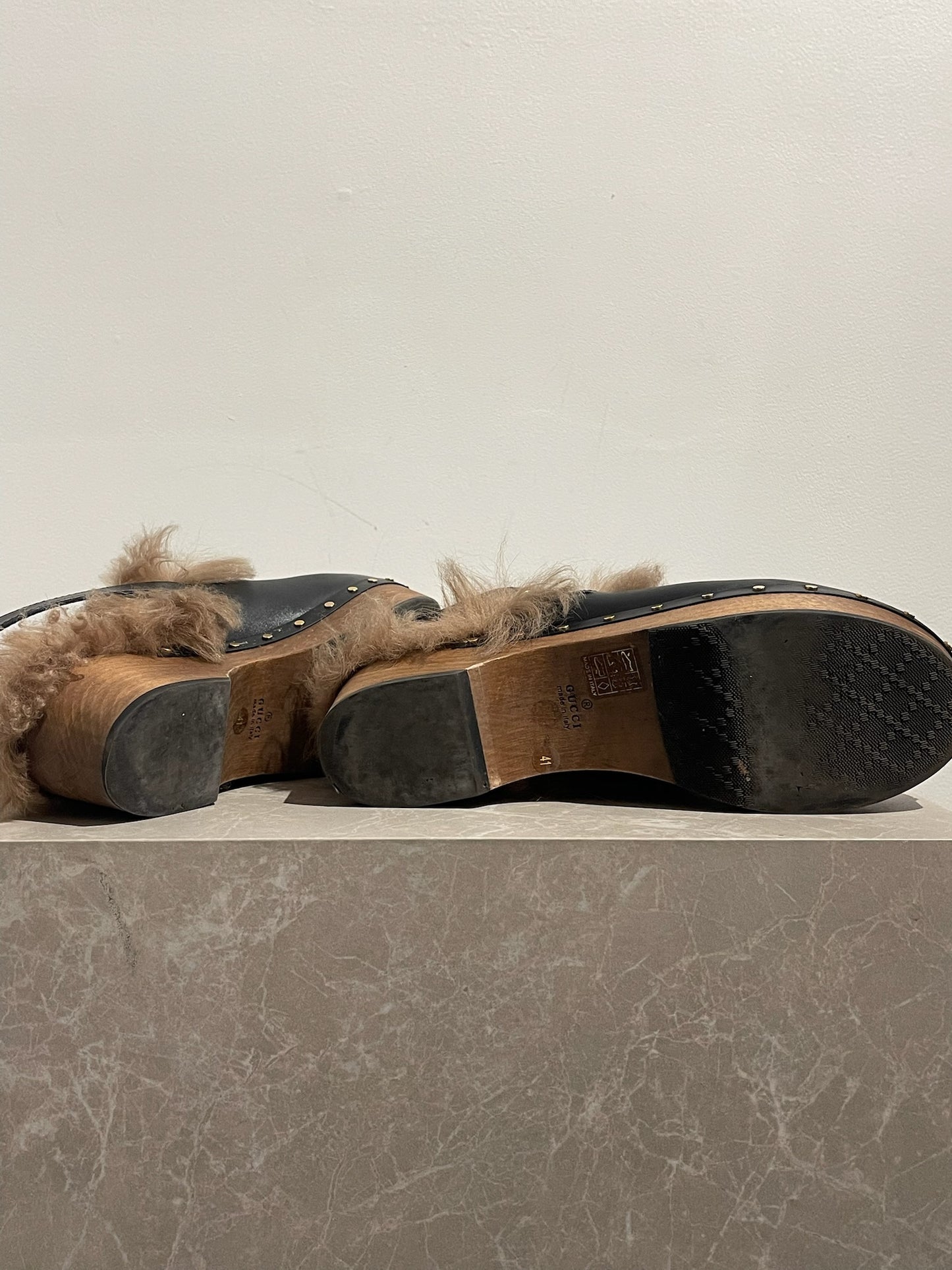 Sabots Gucci fourrure T.41