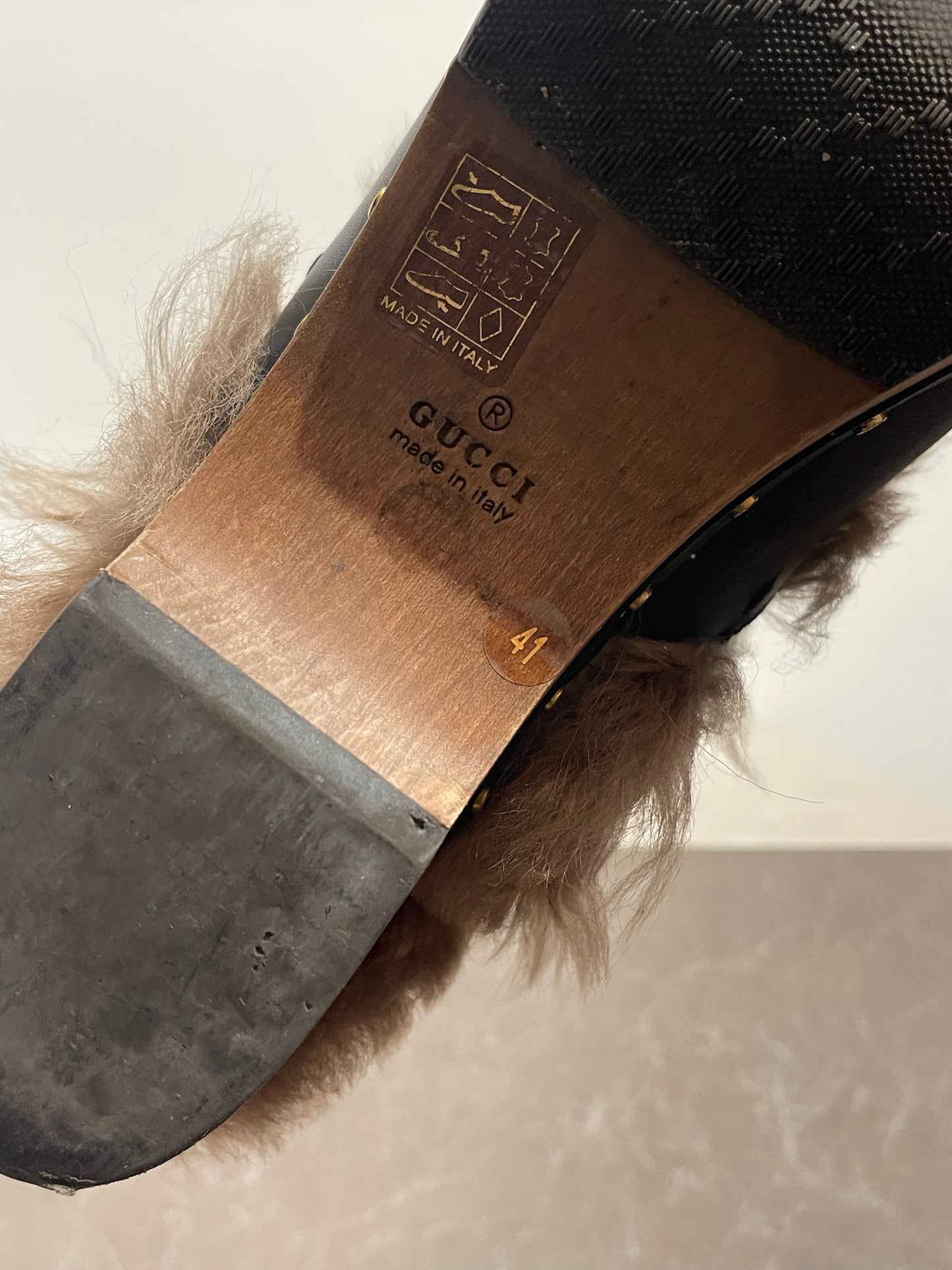 Sabots Gucci fourrure T.41