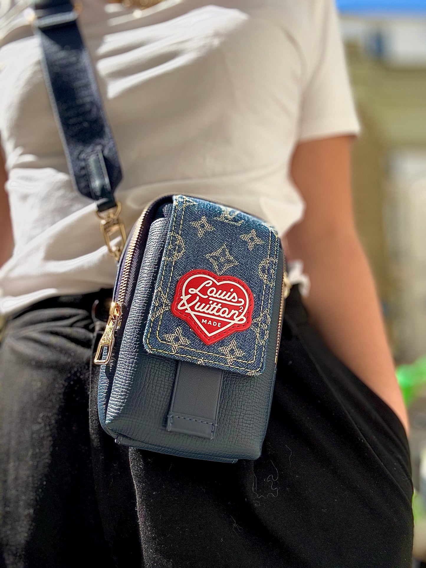 Sac pochette Louis Vuitton X Nigo bleu