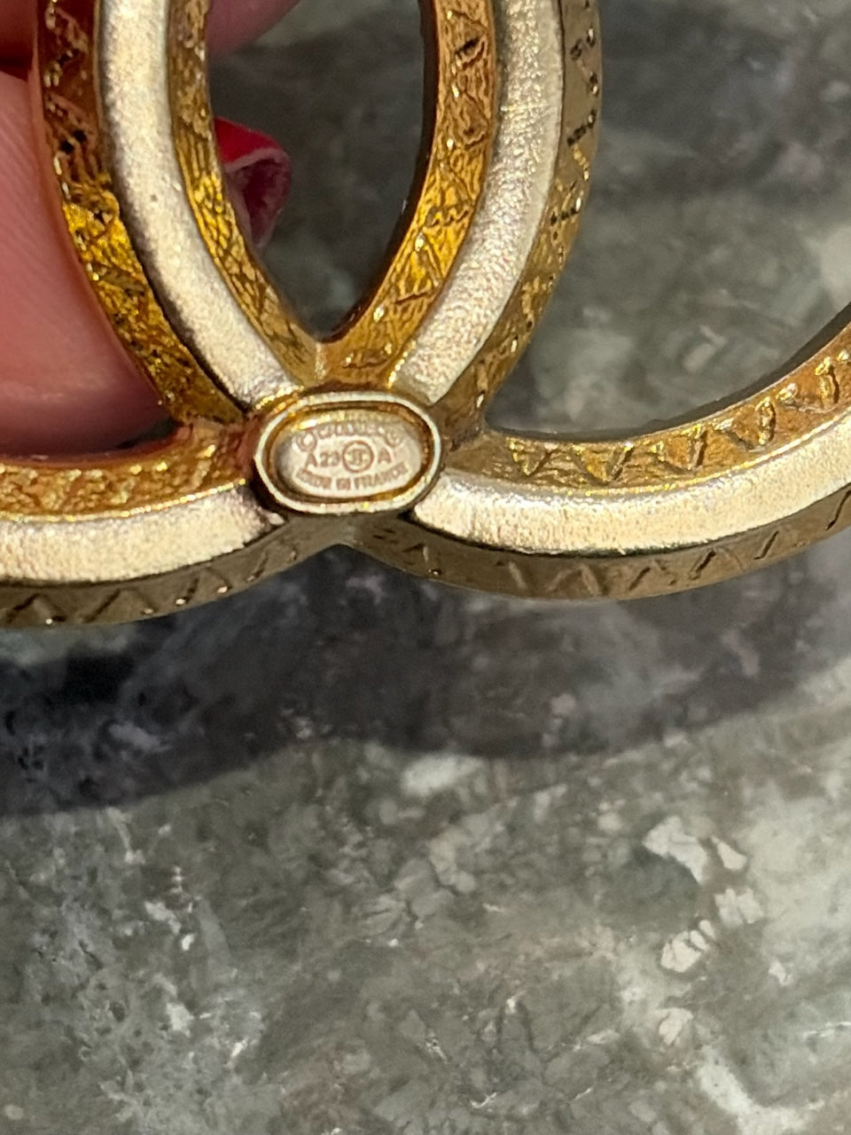 Broche Chanel CC dorée