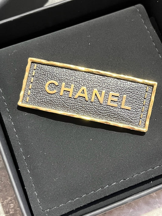 Broche Chanel noire