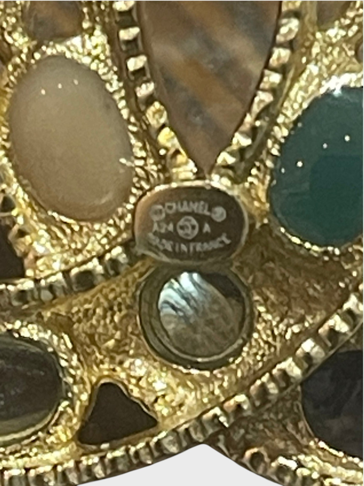 Broche Chanel cabochons