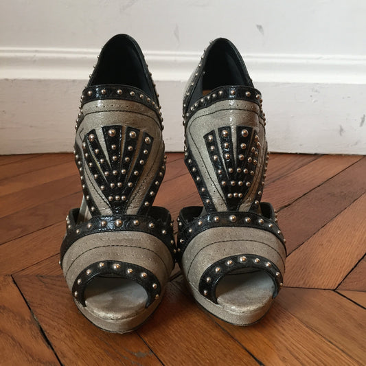 Sandales Prada cloutées T.37,5