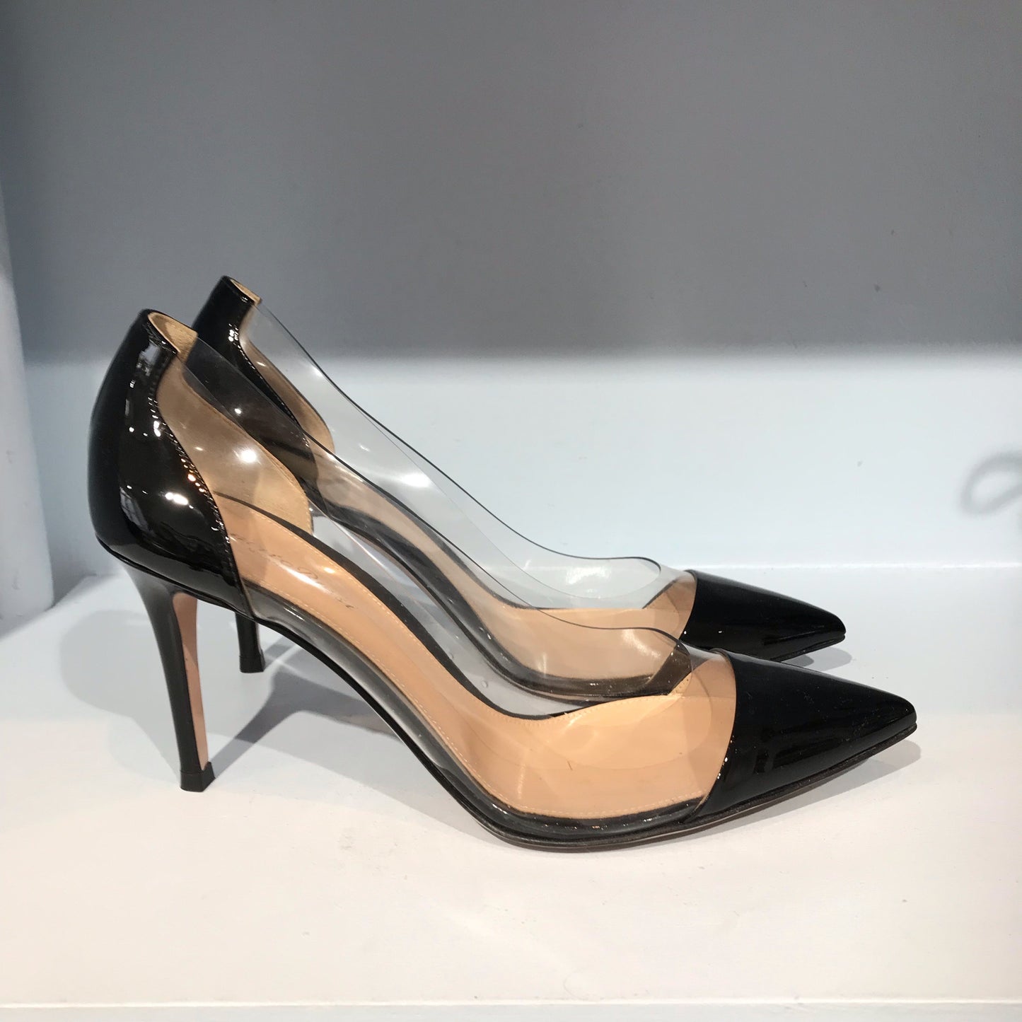 Escarpins Gianvito Rossi plexi T.38,5