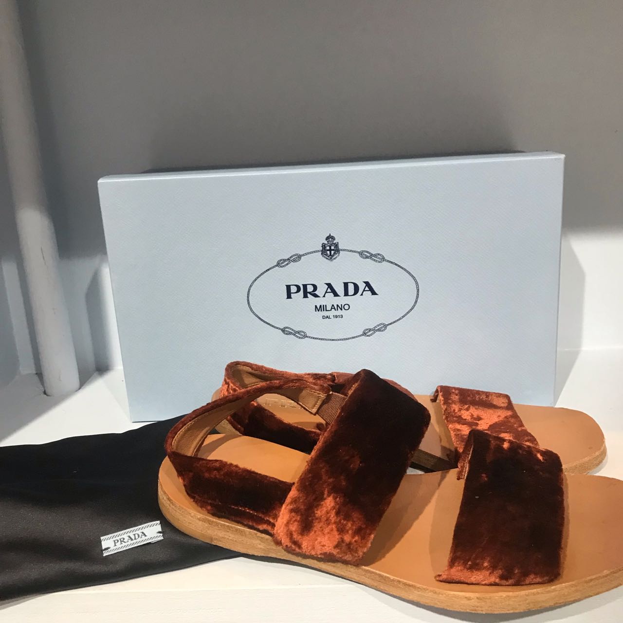 Sandales Prada velours T.36