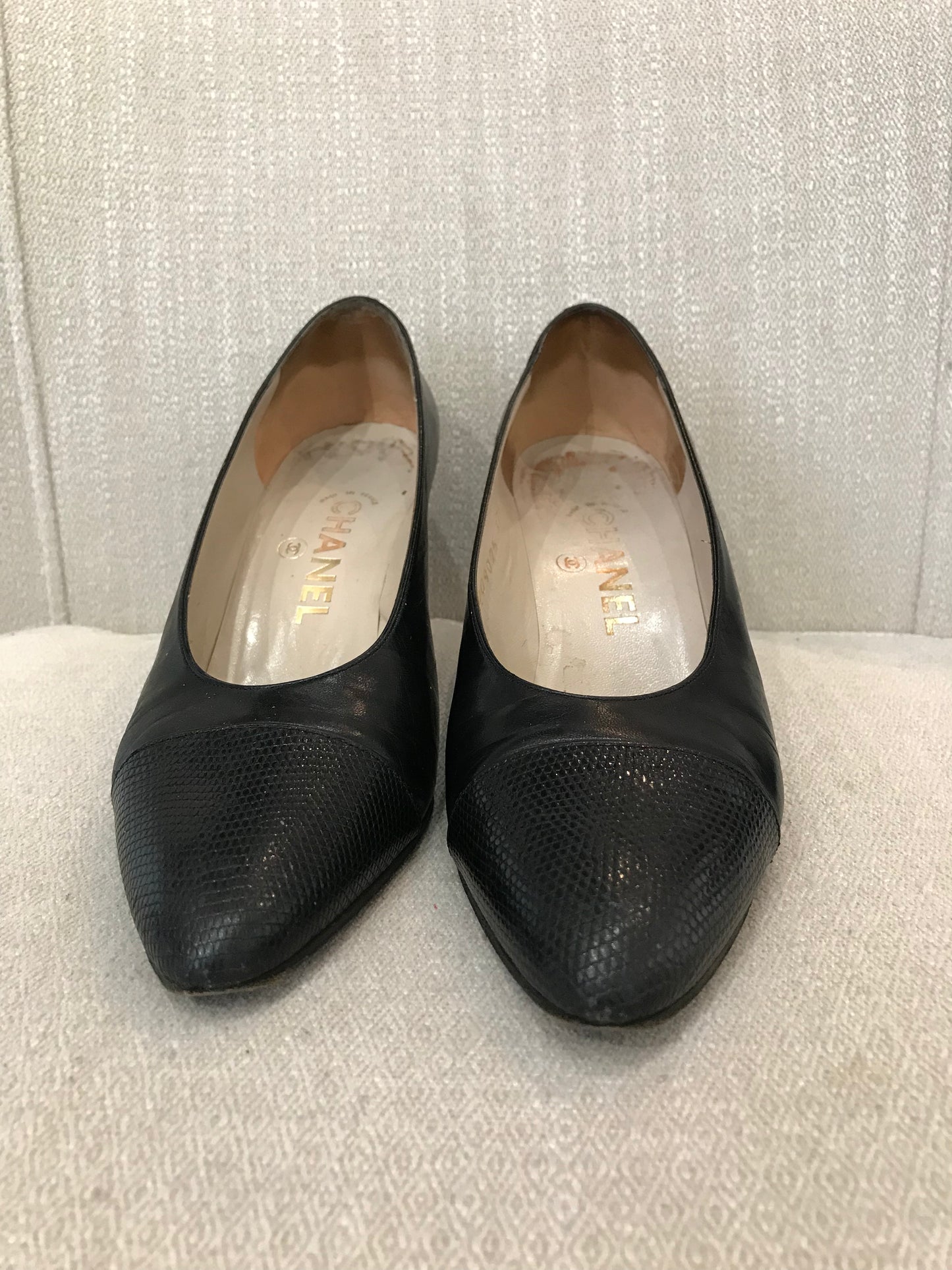 Escarpins Chanel noires bout lézard T.37,5