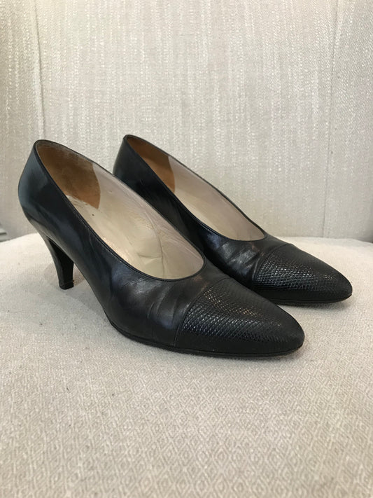 Escarpins Chanel noires bout lézard T.37,5