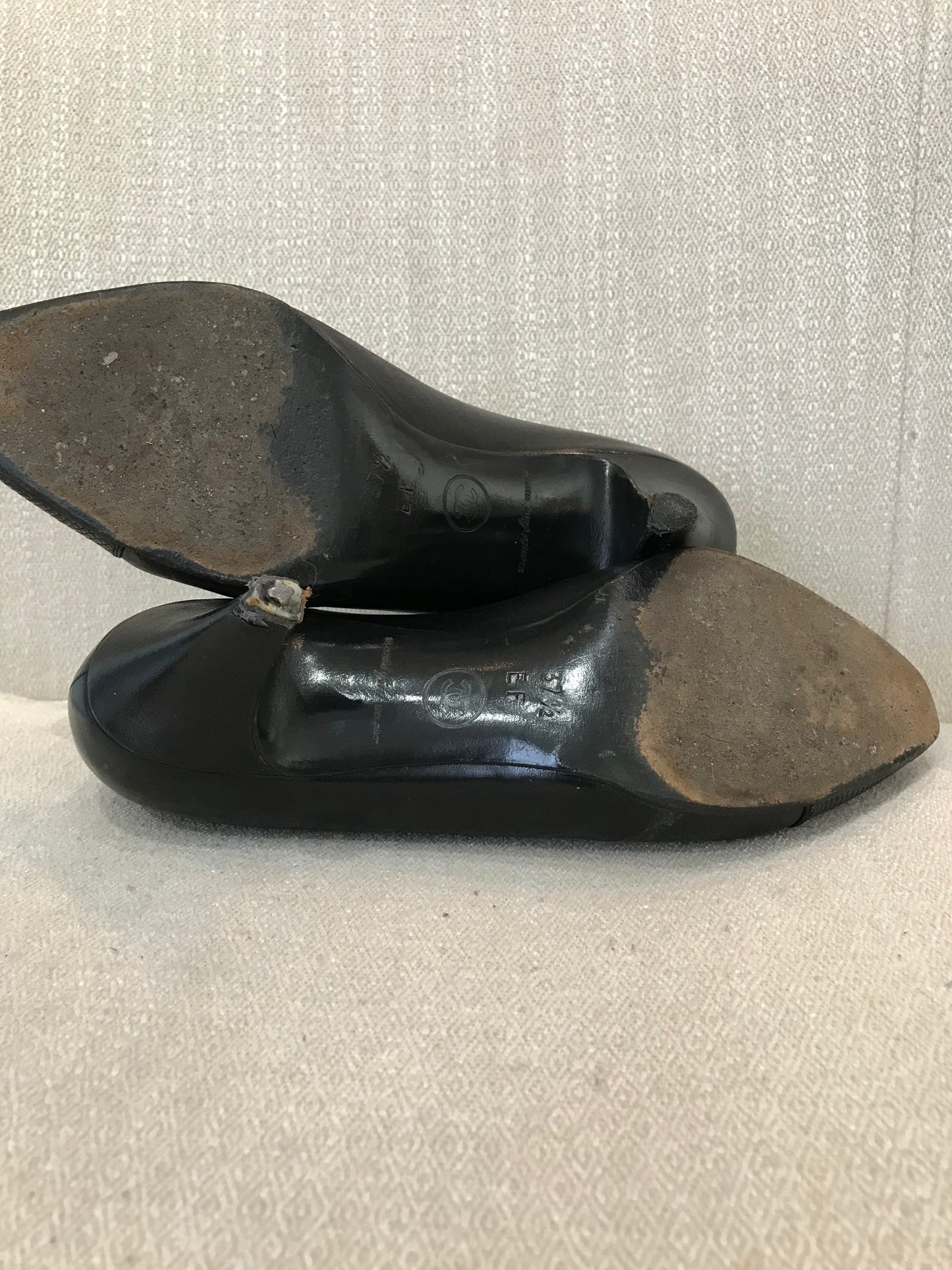 Escarpins Chanel noires bout lézard T.37,5