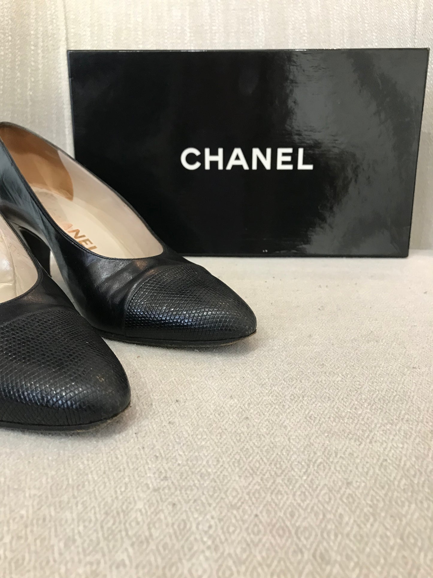 Escarpins Chanel noires bout lézard T.37,5