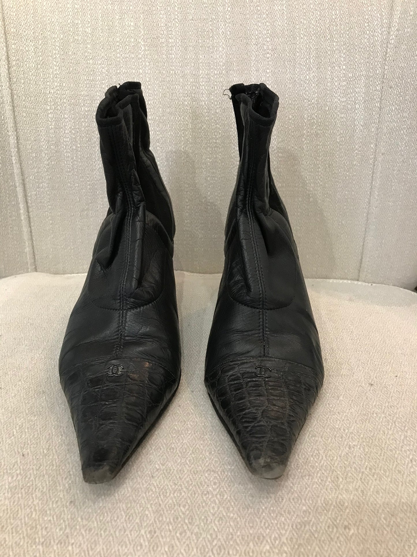 Boots Chanel noires T.37