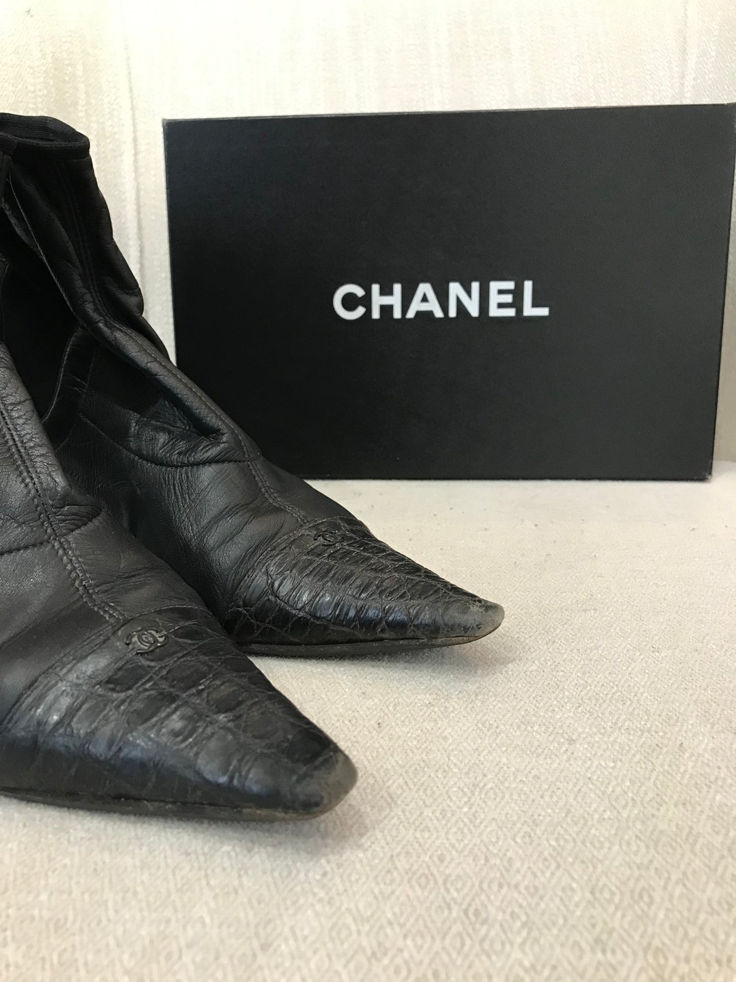 Boots Chanel noires T.37