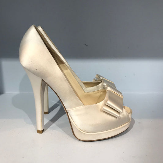 Escarpins Fendi blancs T.37,5