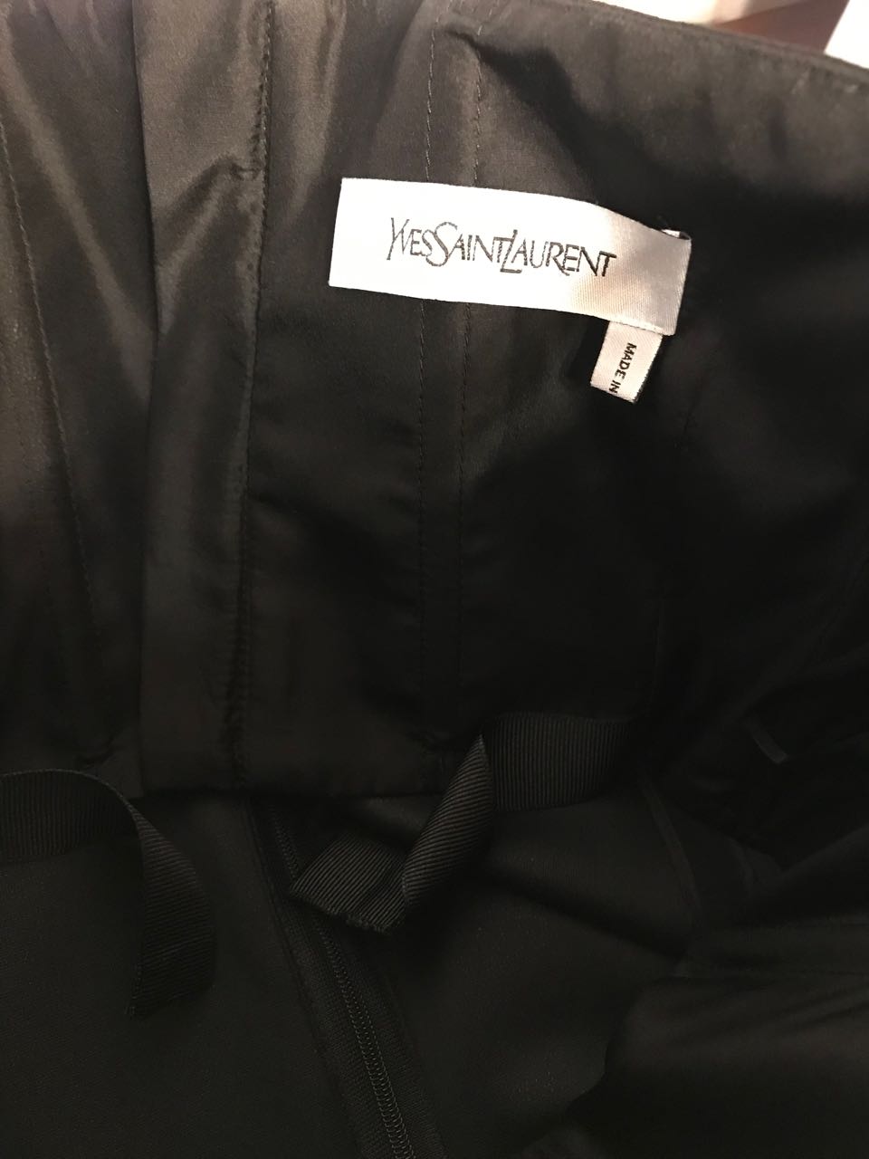Robe Yves Saint Laurent noire T.40