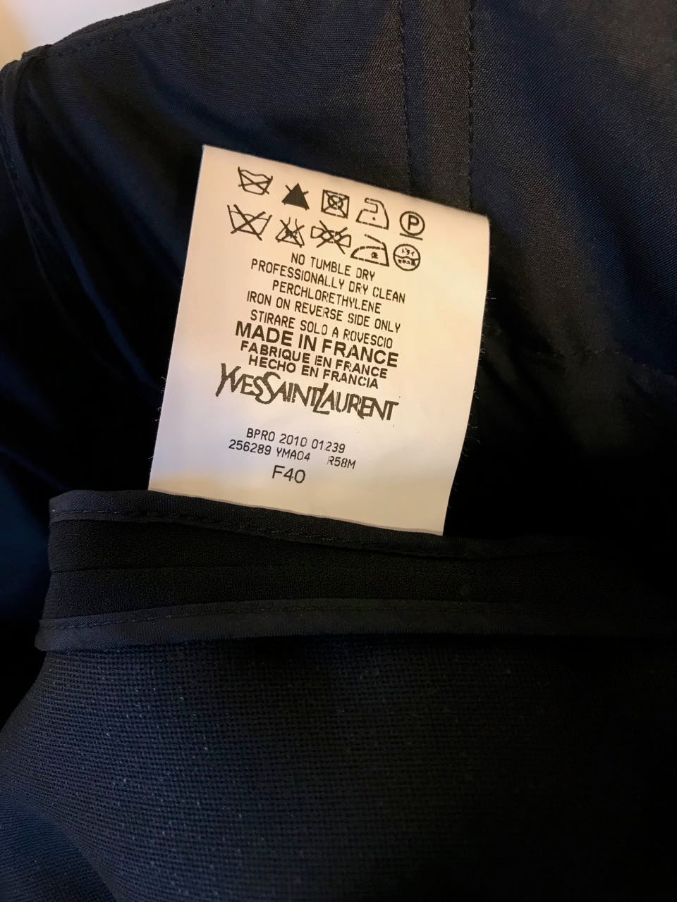 Robe Yves Saint Laurent noire T.40