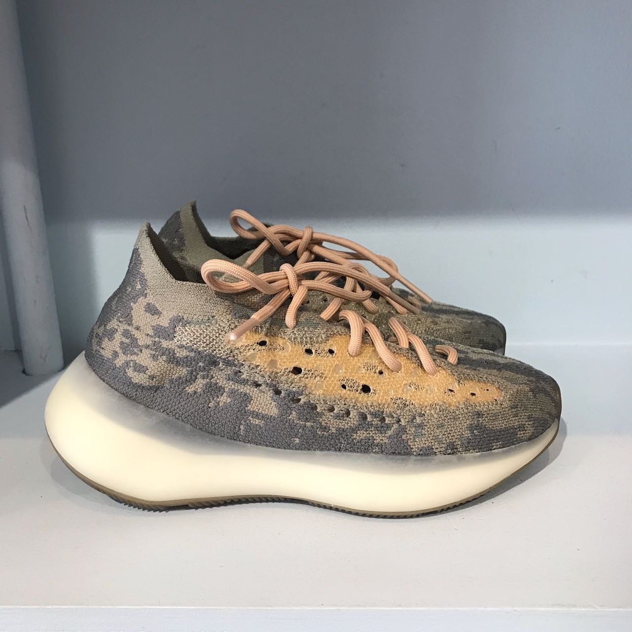 Baskets Yeezy Boost 380 T.38,5