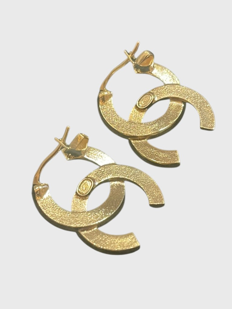 Boucles d'oreilles Chanel CC noires